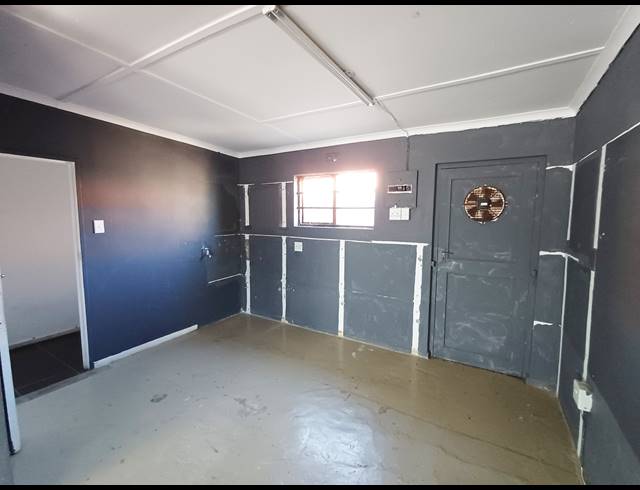 245M² BUSINESS CENTRE FOR SALE IN KLEINMOND CENTRAL
